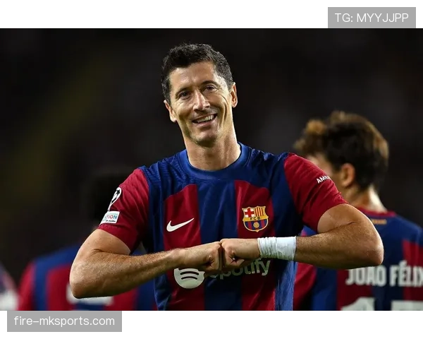 莱万多夫斯基在巴萨更衣室展现领袖风范，成为年轻球员楷模