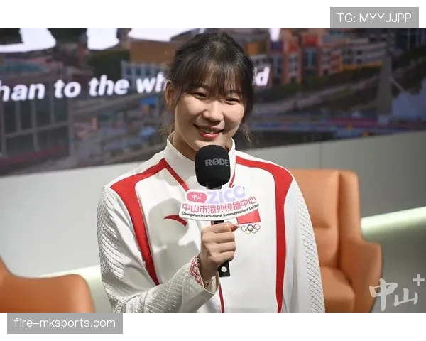 昌雅妮穿运动服下场，拎的包比我一年的房租还贵